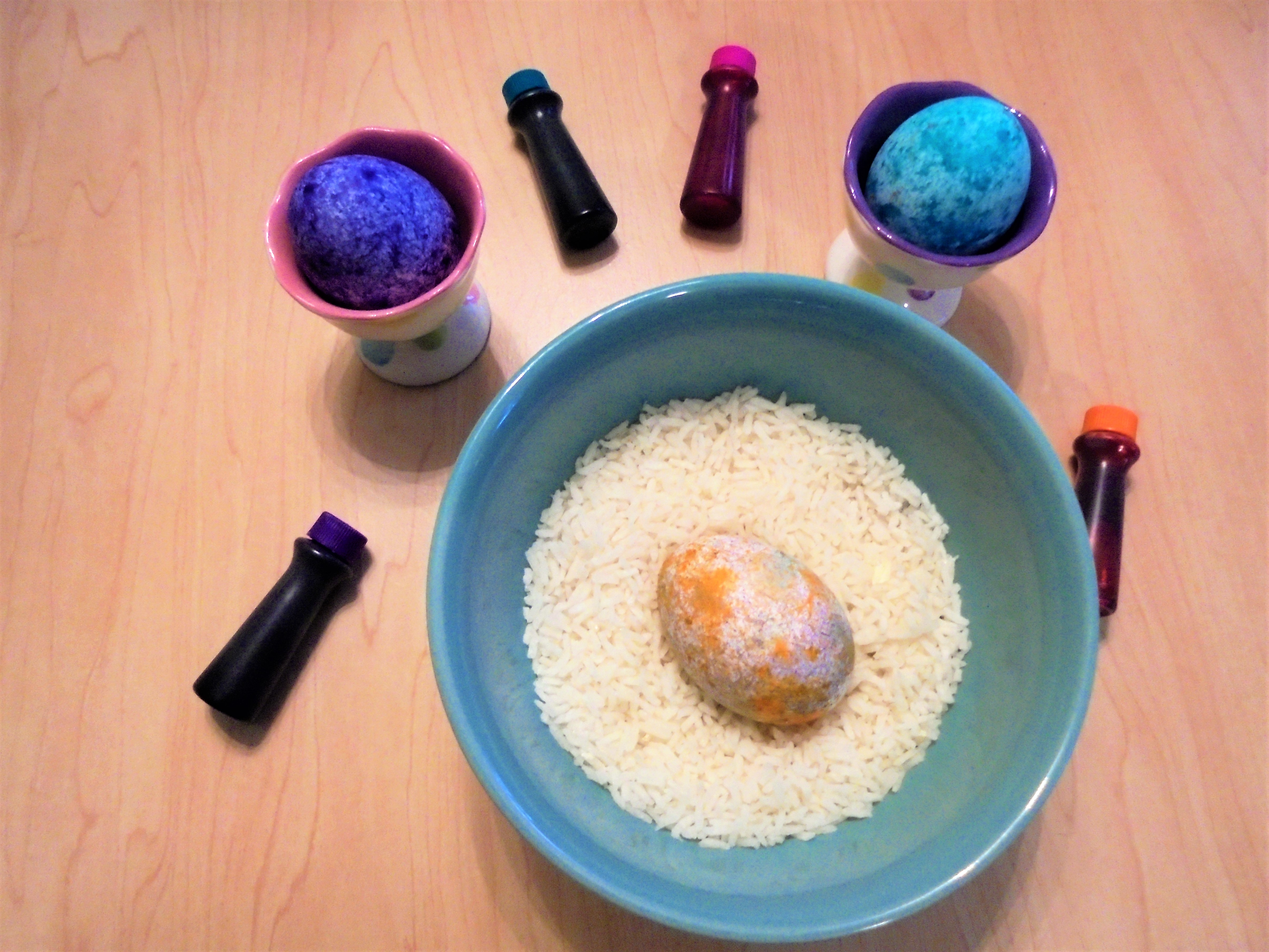 dying easter eggs with rice and food coloring, dying easter eggs, easter eggs, food coloring easter eggs, dying easter eggs with rice, homemade easter eggs