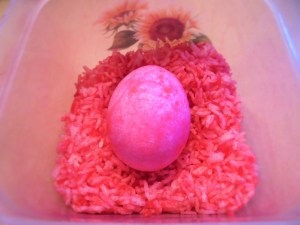 dying easter eggs with rice and food coloring, dying easter eggs, easter eggs, food coloring easter eggs, dying easter eggs with rice, homemade easter eggs